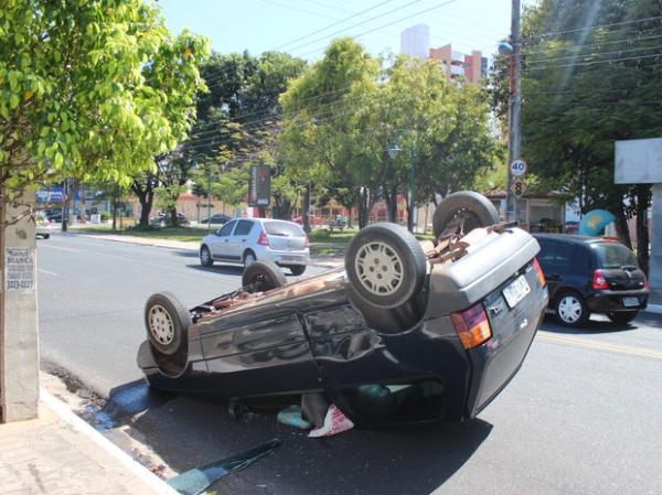 Veículo capota após colisão na Zona Leste de Teresina