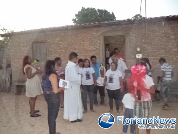Prociss&atilde;o marca encerramento do festejo de Santa Teresinha na zona rural de Floriano.(Imagem:FlorianoNews)