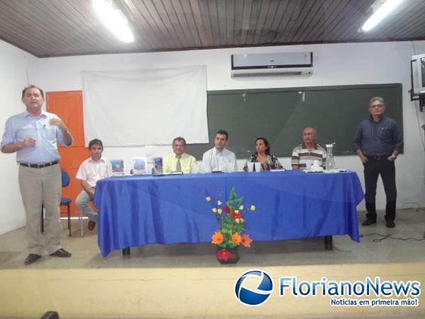 Prefeitura premia alunos com melhor desempenho em Olimp&iacute;adas e Concurso de Poesia.(Imagem:FlorianoNews)