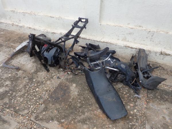 PM encontra peças de motos abandonadas no aterro sanitário de Floriano