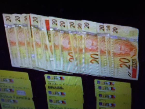 Menor &eacute; apreendido com 30 cart&otilde;es do Bolsa Fam&iacute;lia em Floriano.(Imagem:FlorianoNews)