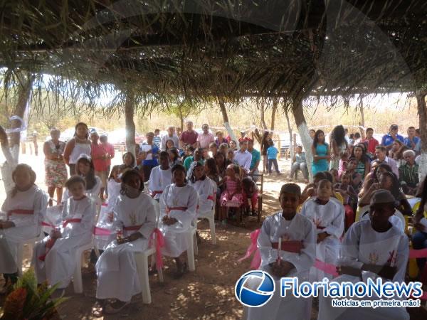 Adolescentes recebem o Sacramento do Crisma na localidade Sap&eacute;.(Imagem:FlorianoNews)