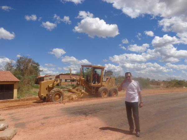 Prefeito Gilberto J&uacute;nior visitou obras de pavimenta&ccedil;&atilde;o asf&aacute;ltica na Av. Beira-Rio.(Imagem:FlorianoNews)