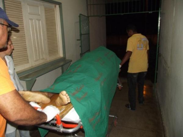 Homem morre após colidir na traseira de caminhonete