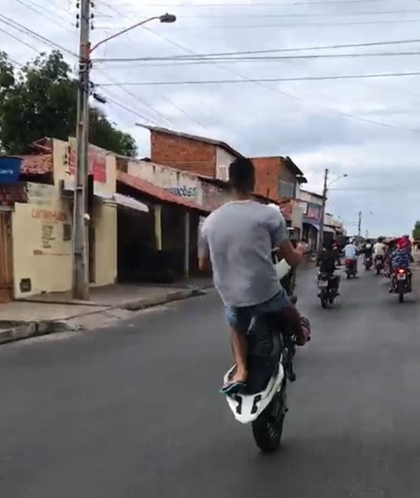 Motociclistas sem capacetes fazem manobras arriscadas e intimidam agentes