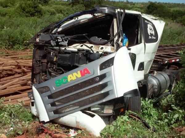 Colisão entre carreta e moto deixa um morto e outra ferido na BR-020