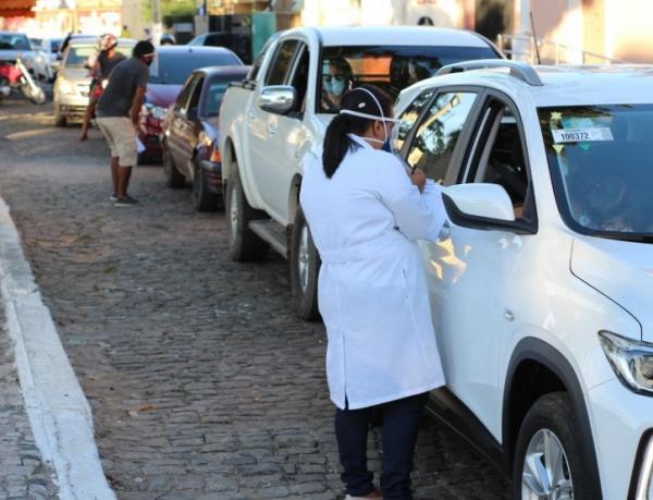 Saúde de Floriano vacina 400 pessoas em ação drive thru no cais da beira rio