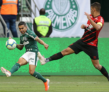 Palmeiras vence o Athletico-PR e assegura manutenção da liderança do Brasileirão
