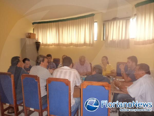 Reuni&atilde;o debateu tramita&ccedil;&atilde;o do Projeto de Reforma Administrativa da Prefeitura.(Imagem:FlorianoNews)