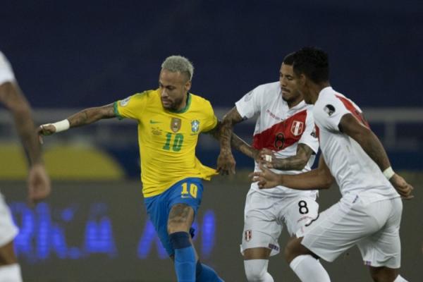 Neymar vence mais clássicos no geral, mas tem menos gols que Messi