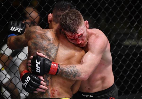 Rafael dos Anjos faz luta cerebral contra Felder, vence na decisão dividida e desafia McGregor