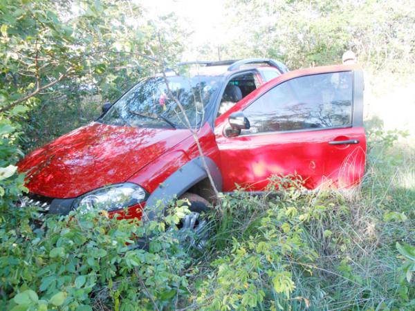 Carro do comerciante encontrado dentro de um matagal na zona rural.(Imagem:Chagas Silva-JF Agora)