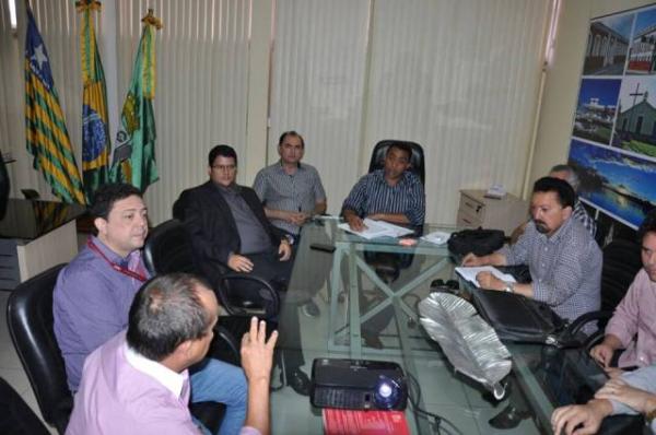 Banco do Nordeste apresenta linha de crédito para o setor rural ao prefeito de Floriano.(Imagem:SECOM)