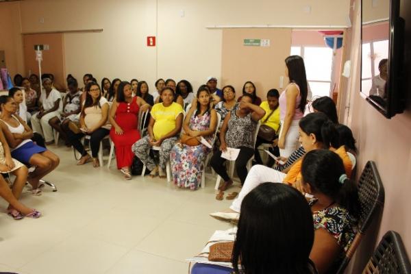 Mulheres participam de encontro sobre gestação e pós-parto no Hospital de Floriano