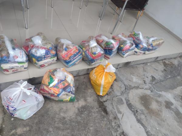Rep&oacute;rter Amarelinho distribui cestas b&aacute;sicas para fam&iacute;lias carentes em Floriano(Imagem:FlorianoNews)