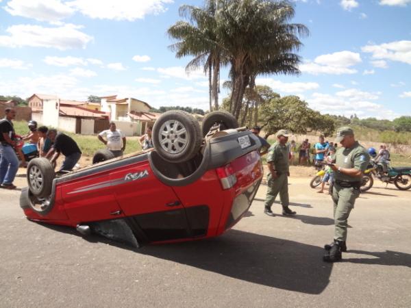 Ve&iacute;culo capota na Avenida Dirceu Arcoverde.(Imagem:FlorianoNews)