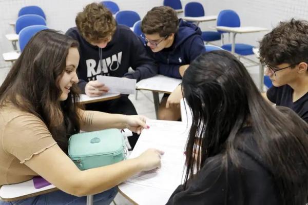 Alunos do Col&eacute;gio Galois recebem orienta&ccedil;&otilde;es sobre reda&ccedil;&atilde;o para o Enem 2024. (Imagem:Bruno Peres/Ag&ecirc;ncia Brasil)