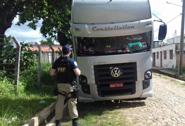 PRF surpreende caminhoneiro com documento roubado e placa falsa em Piripiri