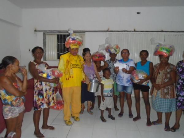 Fam&iacute;lias carentes recebem cestas b&aacute;sicas em Floriano.(Imagem:FlorianoNews)