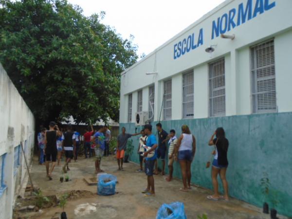 Alunos fazem mutir&atilde;o para revitalizar escola de Floriano.(Imagem:FlorianoNews)