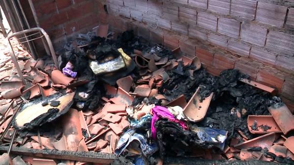 Duas crian&ccedil;as morreram durante um inc&ecirc;ndio na casa onde moram na cidade de &Aacute;gua Branca.(Imagem:TV Clube)