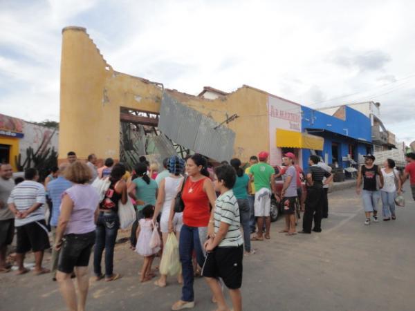 Empresa desaba no centro de Floriano.(Imagem:FlorianoNews)