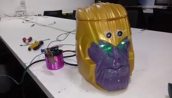 Professor cria robô de Thanos que canta música do Reginaldo Rossi