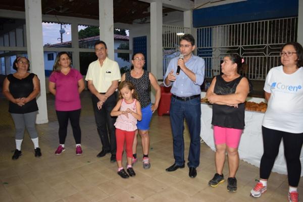 Idosos participam de atividade f&iacute;sica e celebram a qualidade de vida.(Imagem:Waldemir Miranda)