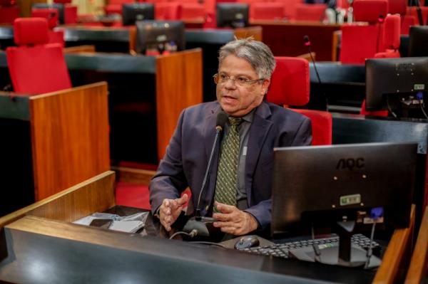 Gustavo Neiva reitera denúncia de caos na Educação