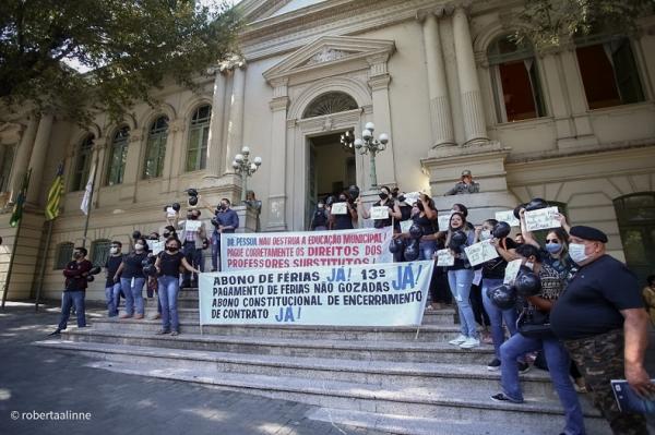 Professores substitutos protestam e pedem pagamento de férias e 13º salário