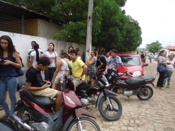 Primeiro dia de bazar solid&aacute;rio &eacute; sucesso na APAE de Floriano.(Imagem:FlorianoNews)