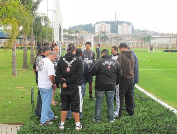 Acorda, Timão! Torcida se reúne com diretoria e atletas para cobrar