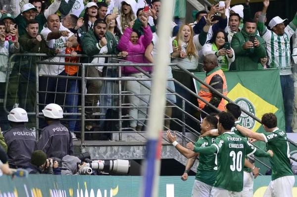Palmeiras x Cear&aacute; - Jogadores do Palmeiras comemoram com torcedores.(Imagem:Marcos Ribolli)