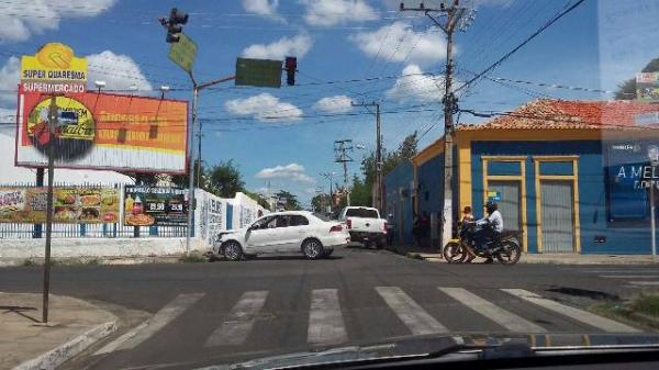 Sem&aacute;foro com defeito causa acidente em cruzamento de Floriano.(Imagem:FlorianoNews)