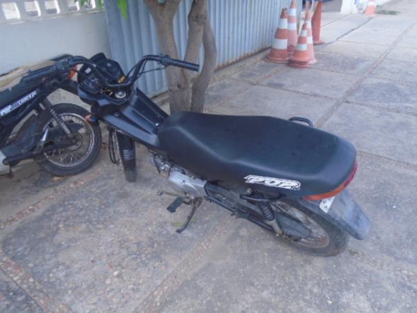 Motocicleta roubada no bairro Manguinha &eacute; recuperada pela Pol&iacute;cia Militar.(Imagem:FlorianoNews)