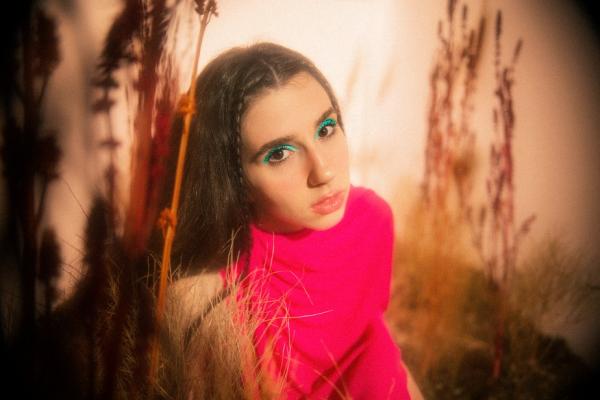 Nina Fernandes versa sobre o amor com certa graciosidade juvenil em álbum autoral produzido com Tó B