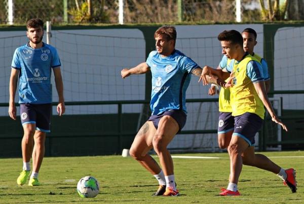 Rafael Moura responde Daniel Alves, diz ter covid-19 e defende protocolo do Goiás