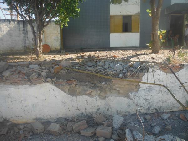  Acidente deixa caminh&atilde;o, poste e muro destru&iacute;dos em Floriano.(Imagem:FlorianoNews)