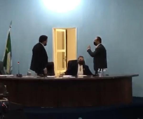 Sessão na Câmara de Vereadores de Floriano termina em confusão