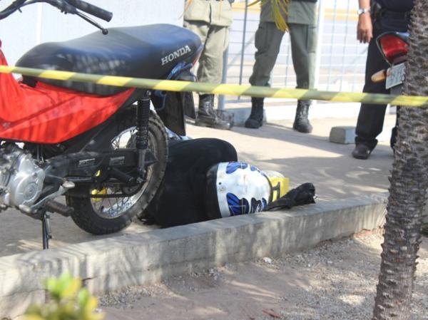 Homem é assassinado ao tentar assalto em frente agência bancária