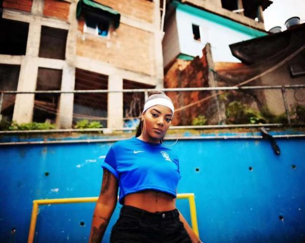 Ludmilla grava clipe de Rainha da Favela na Rocinha, no RJ