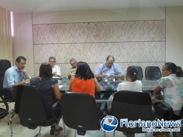  Prefeito se re&uacute;ne com professores para debater assuntos de interesse da categoria.(Imagem:FlorianoNews)