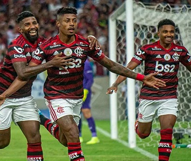 Flamengo bate Fluminense e chega a 5ª vitória consecutiva no Brasileiro
