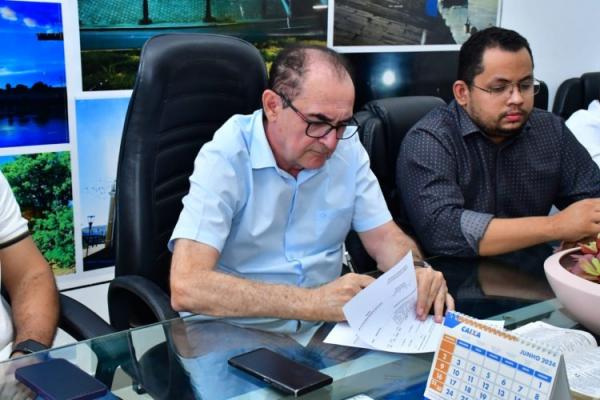 Floriano: Prefeito assina ordens de serviço para construção de praça e melhoria no aterro sanitário