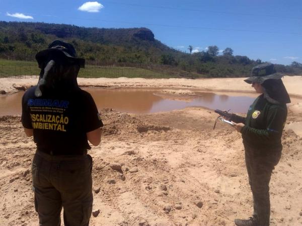 Areia era extra&iacute;da ilegalmente do Rio Canind&eacute; em Amarante.(Imagem:Divulga&ccedil;&atilde;o/Semar)