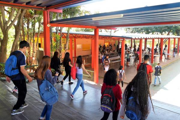 Mais estudantes retornam às aulas presenciais a partir de 1º de novembro