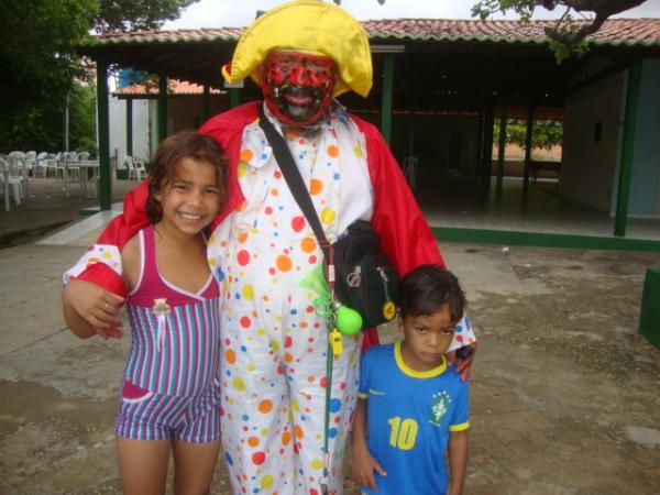 Carrapeta e as crian&ccedil;as(Imagem:reda&ccedil;&atilde;o)
