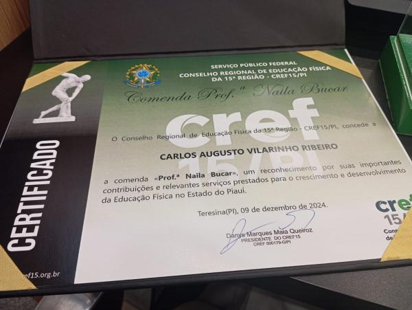Professor Carlos Augusto Vilarinho recebe Comenda Naila Bucar em homenagem ao Dia do Profissional da Educação.(Imagem:Carlos Vilarinho)