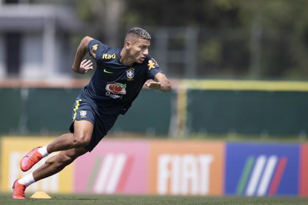 Richarlison treina com bola e está liberado para a estreia da seleção brasileira