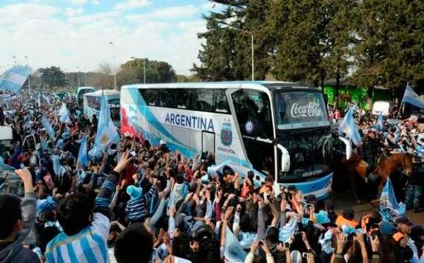 Argentinos são recebidos pela presidente na volta para casa